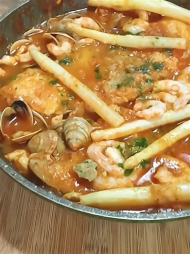 🐟 Pez espada en salsa con almejas y gambas Un plato de los que saben a cocina casera con toque especial. El pez espada queda jugoso, la salsa es pura gloria para mojar pan y las almejas y gambas le dan ese puntito marinero que lo hace irresistible. Además, es una receta fácil, completa y perfecta tanto para el día a día como para una comida especial. 🛒 Ingredientes (2 personas) 2 filetes grandes de pez espada Sal y pimienta al gusto Harina (para enharinar) Aceite de oliva virgen extra 1 ceboll