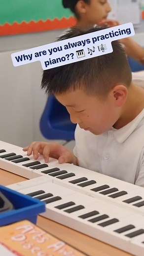 Because when music feels this fun, they just don’t want to stop! Compact, kid-friendly, and perfect for inspiring musical curiosity from the start ✨ 📸 @pbonemusic 🎹 Carry-on Folding Piano 49 key | Carry-On Playing