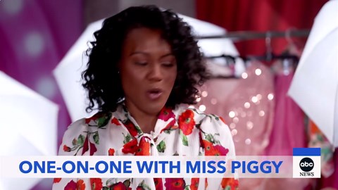 Miss Piggy talks 'The Muppet Show'