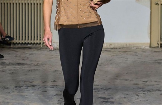 Le legging noir, basique controversé devenu tendance : 6 idées de looks pour l’adopter - Elle