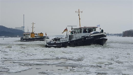 Geesthacht: Eisbrecherflotte rückt auf Elbe aus
