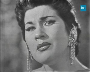 DANS LA JUNGLE 🐵🌴🐦. À travers ses étonnantes vocalises, la cantatrice péruvienne Yma Sumac nous transporte dans la forêt amazonienne. Ses prouesses vocales lui ont valu les surnoms de «Rossignol des Andes» ou «Diva aux quatre octaves». Surnoms bien mérités au vu de cette prestation ! | INA