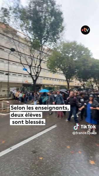 À Marseille, le lycée Marie-Curie, dans le 5ᵉ arrondissement, est bloqué depuis 9 heures ce 7 octobre. Des débordements ont eu lieu en marge de la mobilisation. Des professeurs, placés en première ligne du mouvement pour constituer une chaîne humaine, ont notamment été délogés par les forces de l'ordre. Lors de la manifestation, des tirs de fumigènes et de mortiers ont été lancés, provoquant un mouvement de foule. Selon les professeurs, deux élèves sont blessés. En protestation, ils ne reprendro