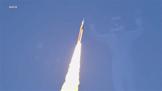 As a society, we should appoint Gene Principe as the first person to welcome the aliens when they eventually visit Earth. Incredible work 😂 @GenePrincipe | 📹: @Sportsnet