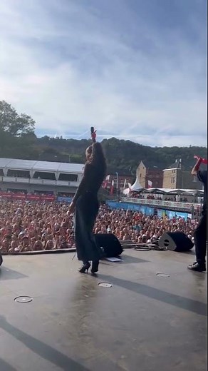 Eva chante "Jazz" et "Mood" sur scène !