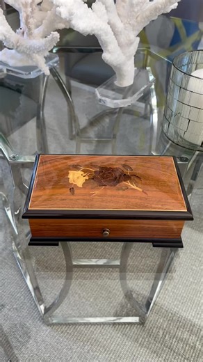 Brahms Lullabye, Candle Light Waltz, The Blue Danube (Thorens Music Box)