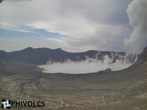 Sa dami ng sulfur dioxide na naibuga ng Bulkang Taal ngayong Sabado, sinabi ng Phivolcs na maaaring senyales ito ng nagbabadyang pagputok ng bulkan. (📹: Philippine Institute of Volcanology and Seismology) BASAHIN DITO ang buong ulat: https://news.abs-cbn.com/news/07/03/21/phivolcs-records-highest-levels-sulfur-dioxide-taal-volcano-updates | ABS-CBN News