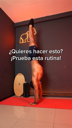 🧘‍♂️ Fuerza de parada de manos en progreso... No se trata solo de pararse de manos. Se trata de tiempo, paciencia y disciplina. Fuerza, control, técnica y muchas (MUCHAS) repeticiones 💥 🔑 El handstand no se logra de la noche a la mañana, pero sí se logra. Y cada intento es parte del proceso. 📌 ¿Quieres empezar o mejorar el tuyo? Déjame en los comentarios qué ejercicio estás intentando y te ayudo con gusto 🙌 Recuerda: todos empezamos desde cero. 🔁 Guarda este post si estás en el camino, com