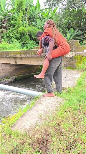 Look at the end of these young people who went through that pipe and managed to cross without falling.