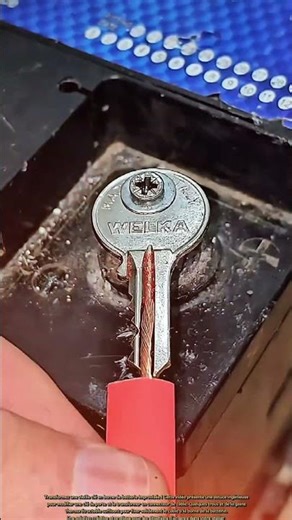 Transformez une vieille clé en borne de batterie de secours.
