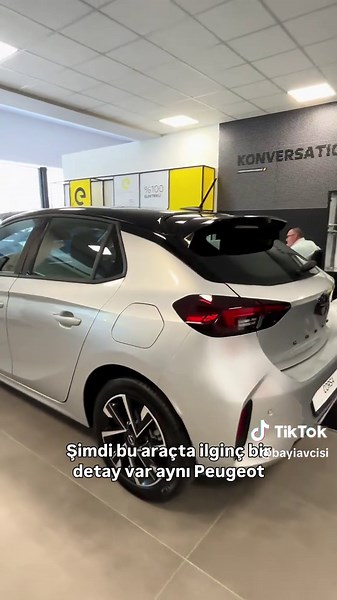 2026 mart ayında indirimli fiyatı ile 1.695.000₺’ye satılan Opel Corsa GS ile beraberiz. Bu aracın kaputunun altında 1.2 litre 3 silindirli hibrit motor mevcut. Bu sistem toplamda 145 hp güç ve 230 Nm tork üretiyor ve güç aktarımı 6 ileri çift kavramalı e-DCS6 şanzıman üzerinden sağlanıyor. Önemli bir detay olarak bu yeni hibrit motor triger kayışı yerine zincirli zamanlama sistemiyle geliyor; yani geçmişteki 1.2 PureTech benzinli motorlarda kullanılan kayış sistemi bu hibrit versiyonda bulunmuy