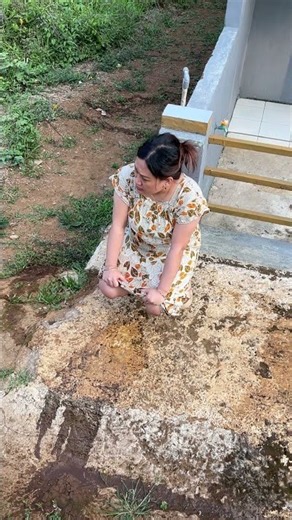 Menyiram rumput agar hijau lagi