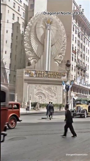56K views · 13K reactions |  Buenos Aires, entre los años 20 y 30…   Una ciudad que cambiaba su piel: tranvías eléctricos, autos rugiendo por avenidas recién abiertas y cúpulas que aún miraban al río.  Entre cafés, sombreros y elegancia, la vida urbana se mezclaba con el asombro de la modernidad. ✨ Aquella Buenos Aires parecía no tener límites.  #BuenosAires #Argentina #Historia #Años30 | Argentina en Color | Facebook