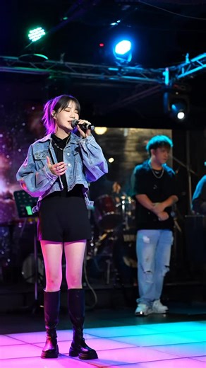 Monster Music Pub | ⭐️抬頭，是天空。低頭，是自己的心。 在你和天空之間，那段剛剛好的距離叫做「學會和自己相處」 Peggy🎤在你和天空之間☁️ 錄20251226 （錄影中被某位熱情朋朋抱住而驚嚇到的小編，所以出現鏡頭幾秒的極度搖晃） Nu School樂團 歌手 ：阿兆、Peggy、司安迪... | Instagram