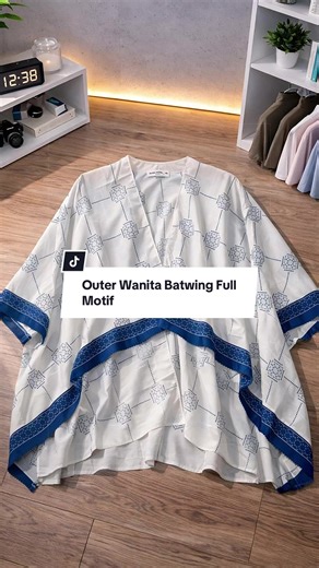 Stylish Women's Full Motif Batwing Outerwear