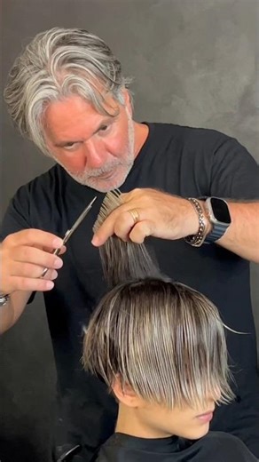 Capelli Corti? Ecco un’idea di Taglio corto e Colore biondo chiarissimo freddo VI PIACE? ♥️♥️