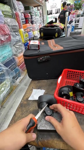 107K views · 308 reactions | Cận cảnh thay 12 cái bánh xe Vali cho vị khách đặc biệt 樂❤ #vanphuc #reelschallenge #khách_hàng #dichvu #suachuavali #thaybanhxevali | Sửa vali túi xách chuyên nghiệp - VẠN PHÚC - trang chính | Facebook