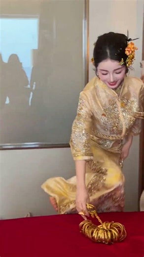 A Bride Glowing in Golden Dreams ✨Her Elegance Steals Every Heart 💛A Moment Wrapped in Pure Royalty