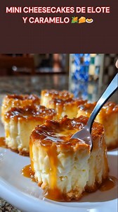 Mini Cheesecakes de Elote y Caramelo 🌽🧀🍮 Ingredientes 3 elotes 3 huevos 2 cucharadas de mantequilla 1/2 lata de leche condensada 1/2 bloque de queso crema Caramelo líquido para decorar Instrucciones Desgrana los elotes y licúa con mantequilla, leche condensada, queso crema y huevos hasta obtener una mezcla suave. Engrasa moldes pequeños para flan o capacillos y vierte la mezcla. Precalienta el horno a 180 °C y hornea a baño maría 25–30 min. Deja enfriar a temperatura ambiente y refrigera al m