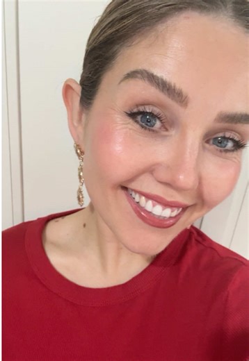 When the make up is EATING 🥣 A day like this HAS to be documented! #makeup #look #transition #tik_tok #fyp