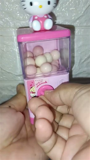 Satisfying with hello kitty vending machine toy
