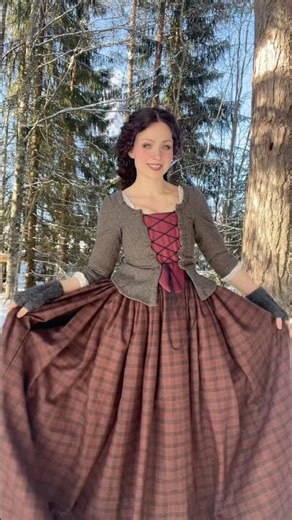 Season 1 Claire & Jamie hits different😭 #byhelgam #outlander #renfaire #fantasyfashion #jamiefraser