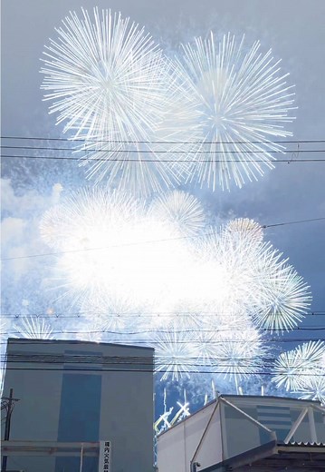 🎆 Yodogawa Fireworks Festival (Osaka) / なにわ淀川花火大会 🇯🇵 How about spending a special evening at the Naniwa Yodogawa Fireworks Festival this autumn? One of Osaka’s most breathtaking summer events — lighting up the night sky with color and emotion! ✨ 🔥 Highlights 1️⃣ Spectacular Scale – Launched over the vast Yodo River, the harmony of underwater fireworks and music creates a true work of art. 2️⃣ This Year’s Theme: “Smile, Shine, and Draw a Future Map in the Naniwa Sky!” – Fireworks paint messag