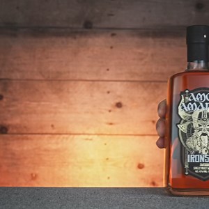 Amon Amarth Ironside Single Malt Whisky är en svensk single malt som är förädlad och tillverkad med yttersta precision i såväl dryck som paketering. Whiskyn andas nordisk mytologi rakt igenom och Inspirerad av bandets rika arv och musikaliska berättande. Whiskyn har en märkbart rökig palett, där toner av färsk apelsin och ljus choklad harmoniserar med subtila nyanser av gyllengula äpplen och vanilj. Beställ på Systembolaget. | Amon Amarth