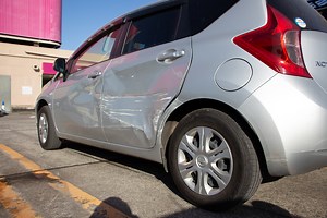 当て逃げされたときの対処法とは？示談交渉や加害者の罰則も解説 | リーガライフラボ