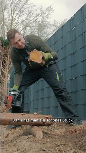 Akku-Kettensäge im Einsatz