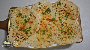 63K views · 411 reactions | Videoclip nou: Rețeta de lipii DE POST cu usturoi și pătrunjel. Ingrediente pentru aluat: 500 g de faina tip 650 + inca 2 linguri extra pentru pudrat 1 lingurita de zahar 1 lingura de ulei de masline 1 pliculet sau 10 g de drojdie uscata 7 g de sare 300 ml de apa calduta Extra vom mai folosi: patrunjel 2 catei de usturoi putina boia dulce si 2-3 linguri ulei de masline | Ana Găteşte | Facebook