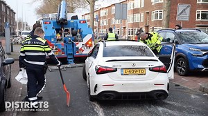 Den Haag – Op maandagmiddag 2 februari is op de Zuiderparklaan een auto op zijn kop terechtgekomen na een aanrijding met een andere auto. De schade aan het voertuig dat op zijn dak... Meer info en foto’s in ons item op onze website of via onze District8-app: https://district8.net/auto-over-de-kop-drugs-in-beslag-genomen-en-bestuurder-aangehouden-na-aanrijding-zuiderparklaan-den-haag.html | district8.net