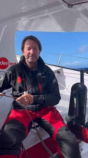 [ INSOLITE - EDENRED 5 POURCHASSÉ PAR UN CARGO ] Quand tu as un cargo à tes trousses en pleine course... Tu ne fais pas le malin et tu ne traînes pas ! À 15h00, Edenred 5 file à plus de 23 nœuds au large du Maroc. Toujours en deuxième position derrière Pierre & Gaston, Basile Bourgnon et Manu Le Roch parviennent à réduire l’écart au fil des heures : 20 milles de mieux sur le leader depuis 6h ce matin 💪 Edenred 5 n’est plus qu’à 24 milles de Wewise qui doit commencer à sentir le souffle chaud de