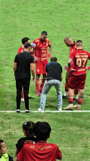 diskusi di tengah laga antara coach souza dengan pemain persija. #vivox300pro #persijaday