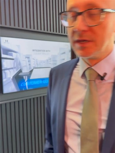 Voici le futur de la nano-commande-automatisée. Détour du côté de Mago qui propose un mini-entrepôt 100% automatisé. Objectif : le client passe une commande une sélection de 1500 références, un robot prépare le panier en seulement quelques secondes. Cette solution présentée aux côtés de Retailix Partners s'adapte au Quick Commerce pour répondre aux enjeux du dernier kilomètre.