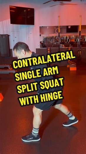 Rudy Tapalla on Instagram: "Contralateral Single Arm Split Squat with Hinge Most of the time we are in a split squat we are in an upright position to bias the quads. When we add this hinge position it creates a greater stretch and puts more emphasis on the glutes and hamstrings. Members can always start off bodyweight to get a good feel, but they should feel a big difference with the hinge vs when we set up more upright. #contralateralsinglearmsplitsquatwithhinge #splitsquathinge #splitsquat #ot