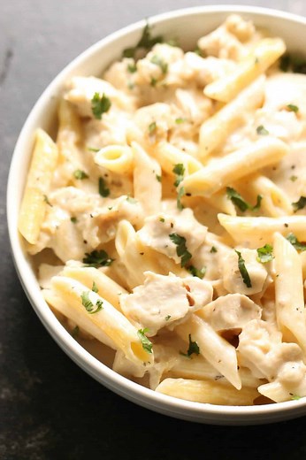 One Pot Cheesy Chicken Alfredo Recipe (Simple Ingredients)