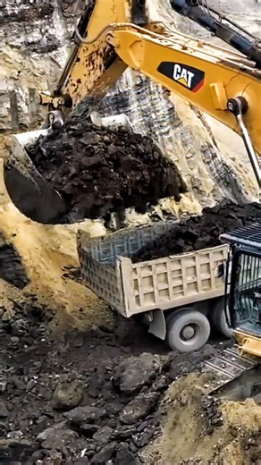 Cat 385 Perfect Loading Power 💥🚜 #Cat385 #ExcavatorWork #fblifestyle #HeavyEquipment #PerfectLoading | Konstruksi Berat