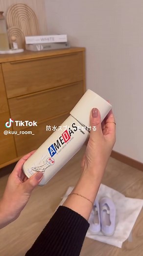 毎日時間に追われて忙しいですよね🥺 私のやってきることを15選まとめました！ 1つでも役に立てるものがあればうれしいです✍🏻📖 1上靴に防水スプレー 劇的に汚れなくなる。スニーカーにもおすすめ！(使う時は屋外で⚠️) ２上靴ネット ダイソーで買いました！上靴だけで洗濯機回してます🧺🌿 3ぞうきんのまとめ買い 学校によるけど、うちは1学期につき2枚いる。結構買い忘れちゃうからストックしとこ✊🏻✨ 4ノートに付箋 ノートを買ったら、後ろから3ページ目くらいに「さんすう17マスなくるよ！これを持って帰ってきてね！」と書いた付箋を貼ってます。 5ノート延命 ☝🏻それさえ忘れるときがあるんだけど😇ネットからプリントして貼ればOK！ちびむすドリルというサイトがおすすめ👌🏻🤍 6ウォータースタンド お金はかかるけどこれ本当に便利！麦茶って作るのも冷やすのも全部だるすぎ😭お水なら手間なし！漏れてもシミにならないのが最高！ 7靴下は全部同じ 片方なくなるのなんで？それに片方だけ穴が開いても、別のペアでまた履ける✊🏻✨ ✎𓂃ここから動画未紹介 8傘のストック 「傘壊れたぁ」「傘