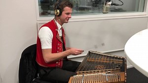 SENNEMUSIG live im Ländlerzmorge-Studio: Der Hackbrett-Virtuose Nicolas Senn stellt seine neue CD vor und spielt spontan seine Komposition "Wedegehnte" (Muskelkater im Appenzeller Dialekt) auf dem Hackbrett, das er schon als Bub traktiert hat. Danke für deinen Besuch, Nicolas:-)! | Radio Central