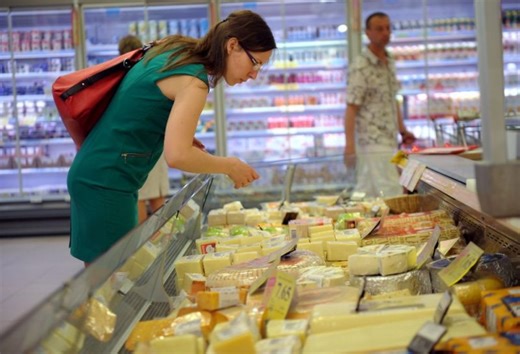 Lasītājs: Veikala plauktā precei ir viena cena, bet pie kases – cita. Vai tas ir likumīgi?