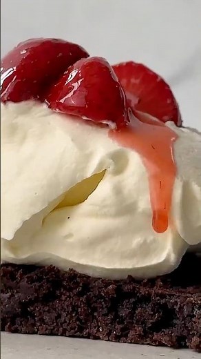 This rich chocolate shortcake recipe with strawberries and cream are your new favourite bake. 🍓