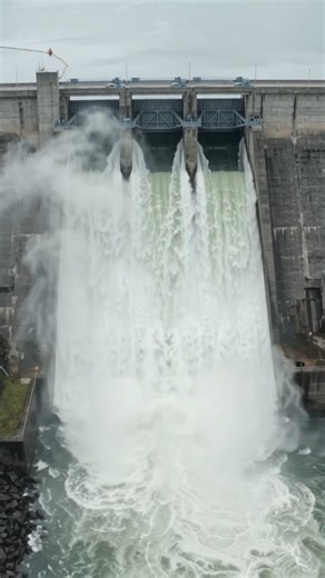 How Engineers Design the Biggest Dams in the World (Water Pressure Explained)