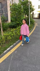 A folding stool fell from the sky, this is too convenient天上掉下個折疊凳，這也太方便了吧【久久好物】 #久久好物 #搞笑 #reels #shorts #funny #fyp | 久久好物