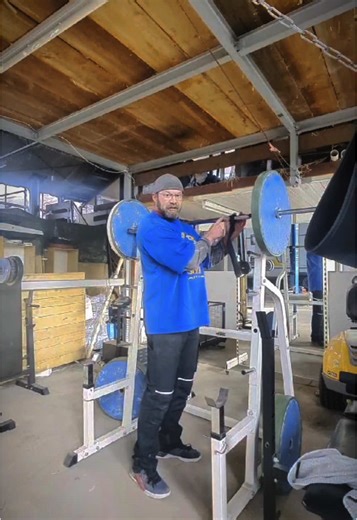 Kniebeugen mit Zughilfen. Mal was neues 😉💪 #fitxplore #gym #motivation #gymmotivation #gymtok #training #bodybuilding #shop #blog #testbericht #test #online #strong #forthebros #fitness #fit #sport #workout #workhard #clothes #viral_video #viralvideos #fyp #fürdich #buy #shirt #tshirt #hoodie #supplements #fitnessstudio #fitx @lenny.fitxplore @Gerry974_fitxplore