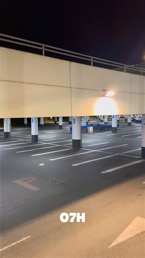 Si vous n’avez jamais vécu ça, il faut absolument vivre l’expérience ! Des caddies pleins à craquer, des clients qui courent dans tous les sens, des employés qui sont sur tous les fronts… Bref, c’est la folie, mais c’est aussi ce qui fait tout le charme de ce moment ! 🙌🏼🔥On vous souhaite un réveillon de Noël aussi magique que ce rush en magasin ! 🎄✨ | E.Leclerc Poitiers