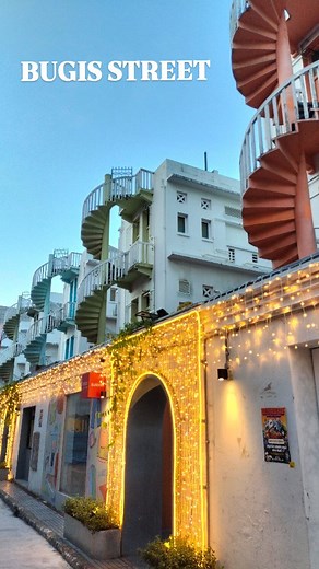 Bugis Street view at Night Bugis Street is one of Singapore's most popular shopping destinations, known for its cheap and cheerful fashion. The street is also a great place to try delicious local food, like satay or chicken rice, and to soak up the vibrant atmosphere of the district. Loc : 261 Victoria St, Singapore 189876 #bugis #bugissingapore #bugisstreetsingapore #walkingtour #singapore #exploresingapore #bugisstreet #bugismarket | CWG