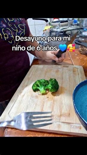 Desayuno: tortilla de brócoli, papa y queso para niño de 6 años