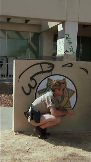 The cops stood perfectly under the graffiti 🤌