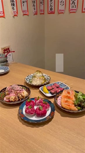 【保存版】岡山駅周辺で絶対外さない「至福」居酒屋。 岡山駅近くで今一番盛り上がっているお店、知ってる？✨ 正直、ここはお料理のビジュアルが圧倒的です...！ 絶対頼んでほしい推しメニュー3選： 1️⃣ 和牛肉手毬寿司（お口の中で贅沢に広がる...旨みが神🥩） 2️⃣ 炭焼き牛タンレア（この厚み、お肉好きにはたまりません👅） 3️⃣ サーモンレアカツ（鮮やかな断面はSNS映え確定！🐟） 店内もおしゃれな雰囲気で、お仕事帰りから女子会までいつも満席。 【フォロワー様限定特典】 動画内のQRコードからのご予約様限定で、なんと『コースやプランがお得』になっちゃいます！✨ （⚠️お店への直接のご予約ご来店だと対象外になるので注意！） 【ご予約はこちら】 ✅ 前日まで：動画内のQRコードまたはDMから！ ✅ 当日予約：まずはお電話で相談！📞 080-5332-7181 最新情報やお得な情報はここからチェック👉 @shiromaouokayama 店名：大衆酒場 どすこい 📍岡山市北区本町8-15 本町プラザ （岡山駅から徒歩7分） 📞080-5332-7181 #岡山グルメ #岡山居